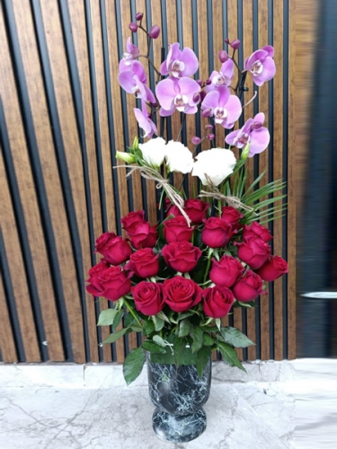 Kırmızı Gül, Beyaz Karanfil ve Mor Orkide Aranjmanı