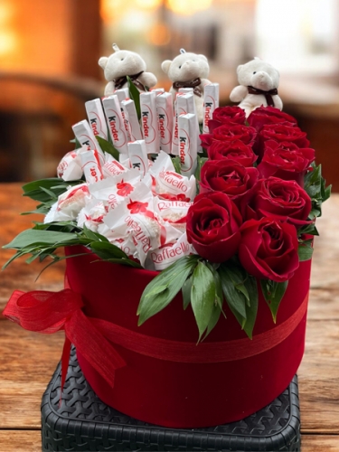 Kutuda Kırmızı Gül ve Çikolata